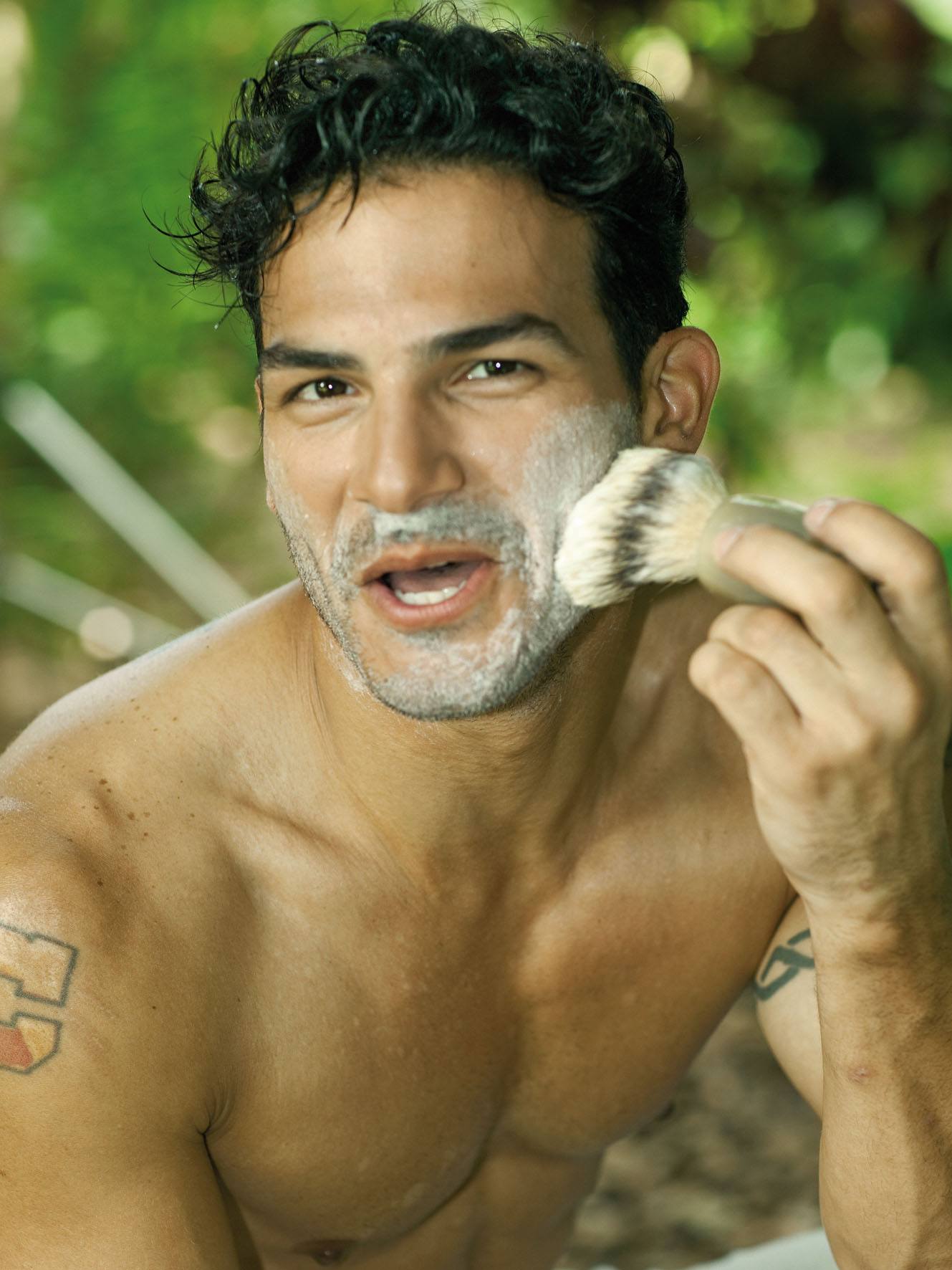 Mann bei der Rasurvorbereitung